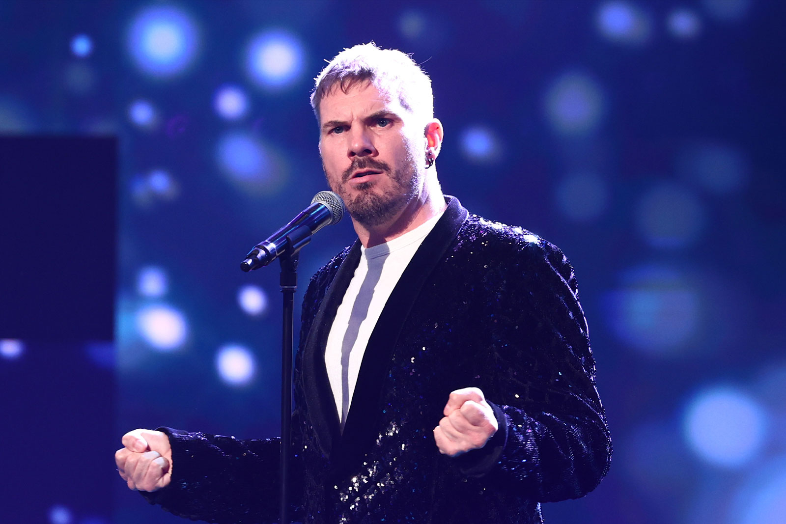 Mike Woodhams performing live